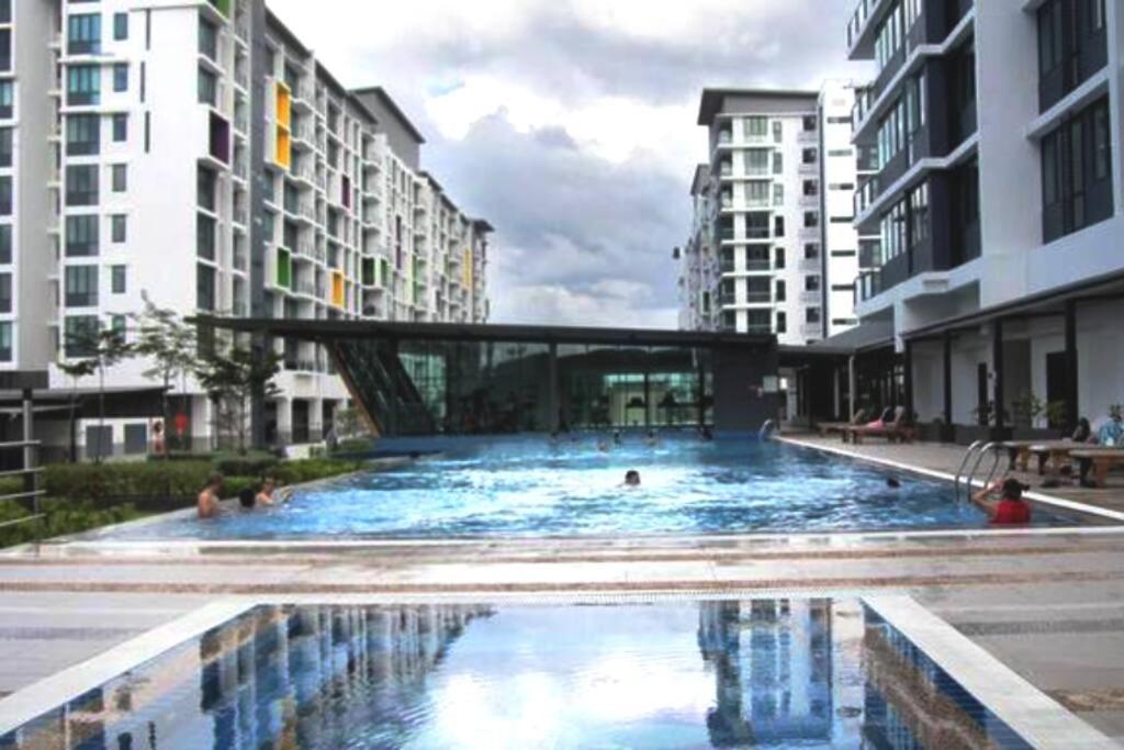 Jeff & Ricky 82@vivacity Megamall Apartment